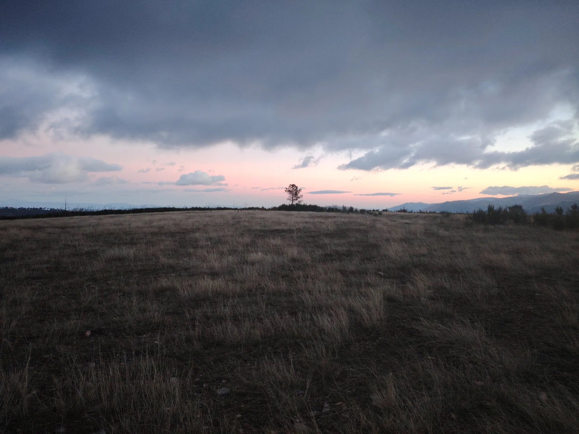 Amanhecer dourado nas montanhas da Serra da Estrela