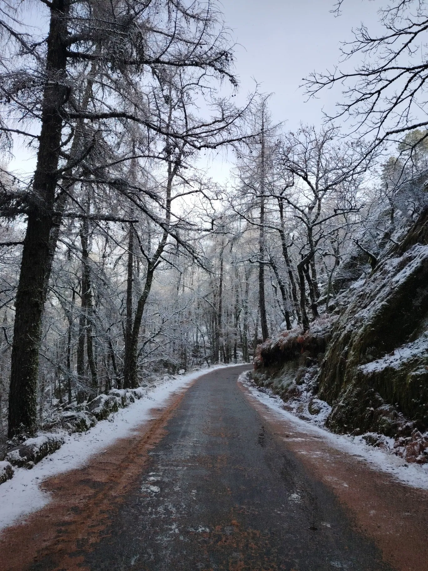 Viatura 4x4 numa estrada de montanha com neve na Serra da Estrela