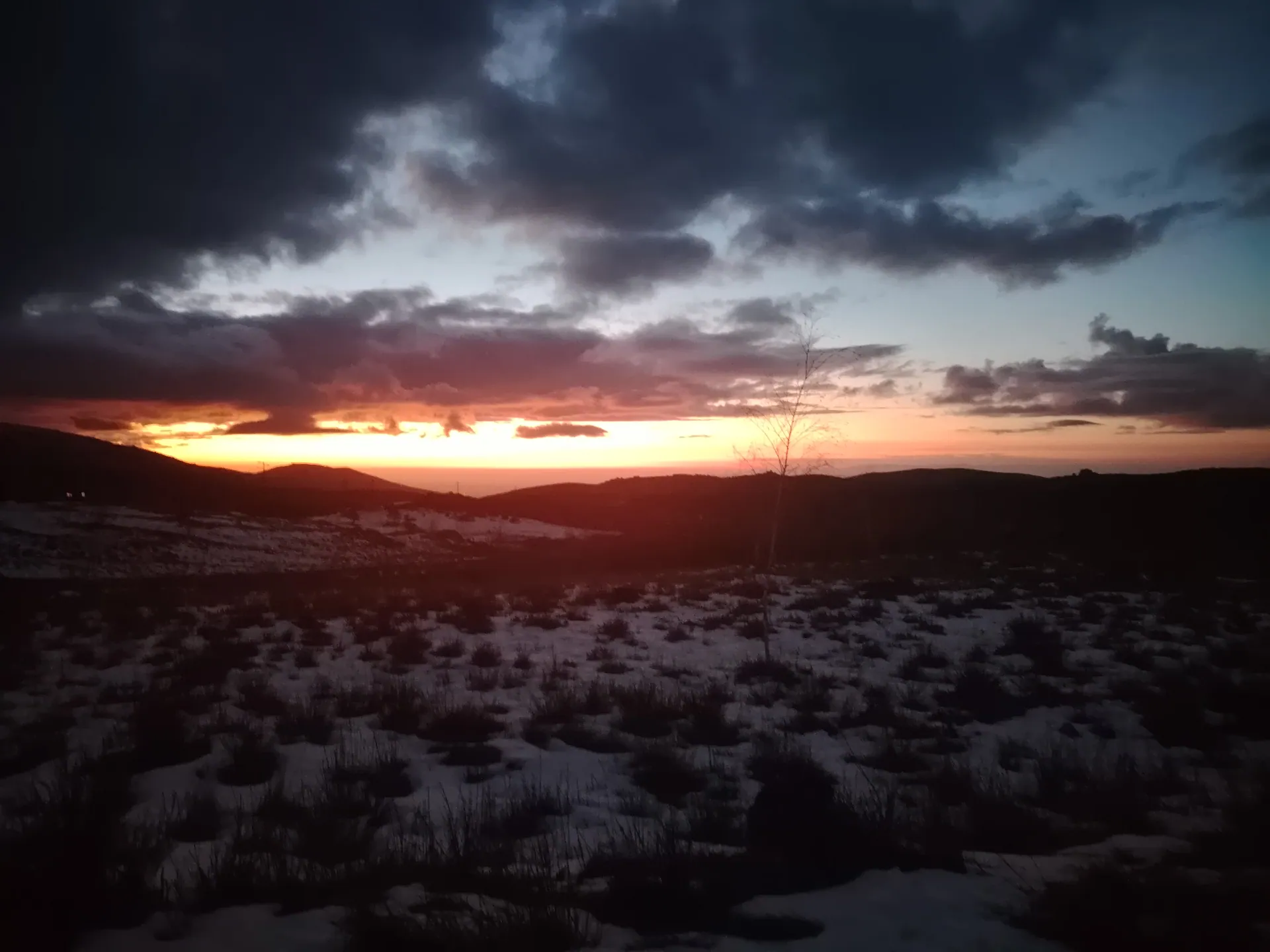 Pôr do sol sobre a Serra da Estrela com neve