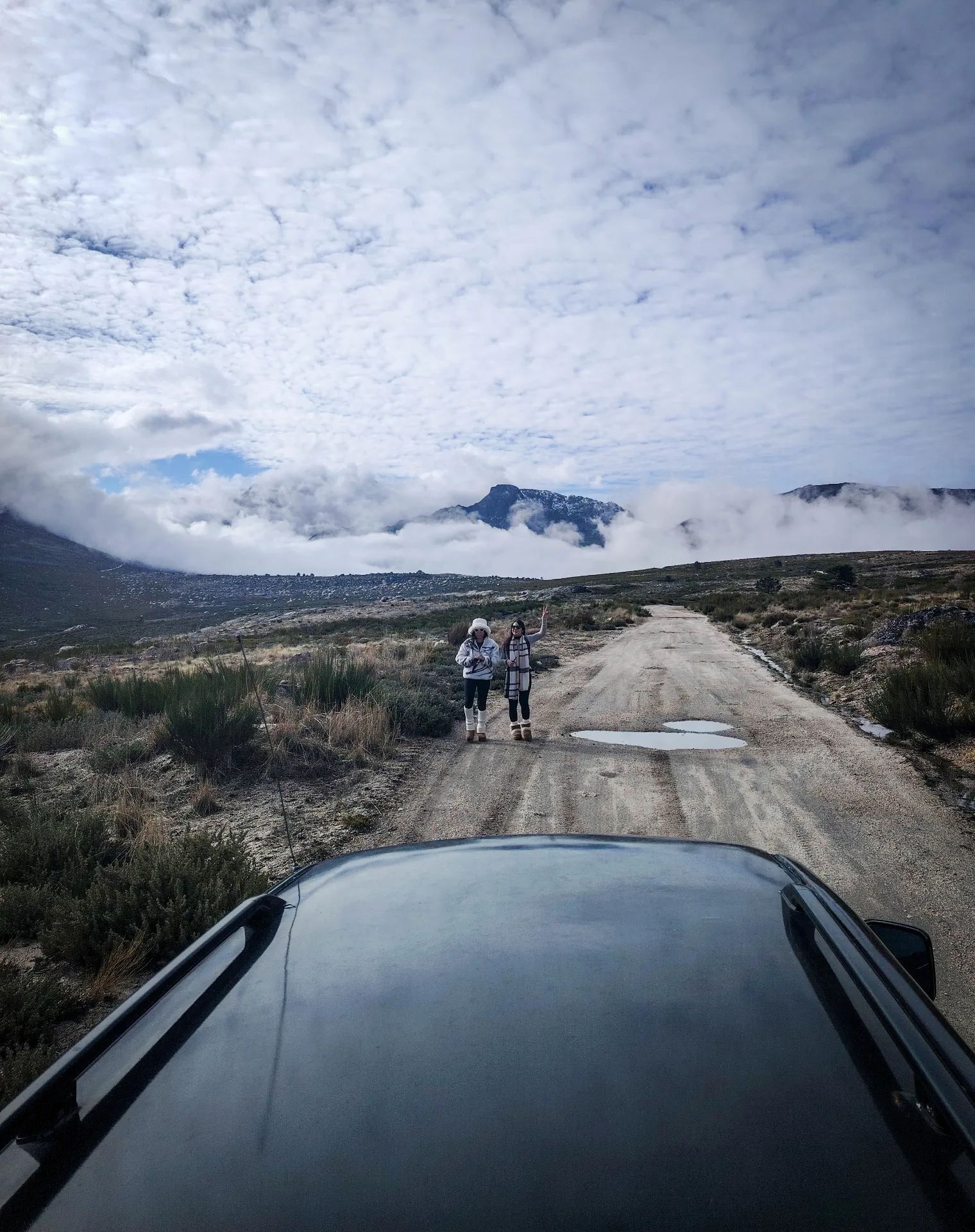 Trilho 4x4 ao alvorecer com paisagem alpina