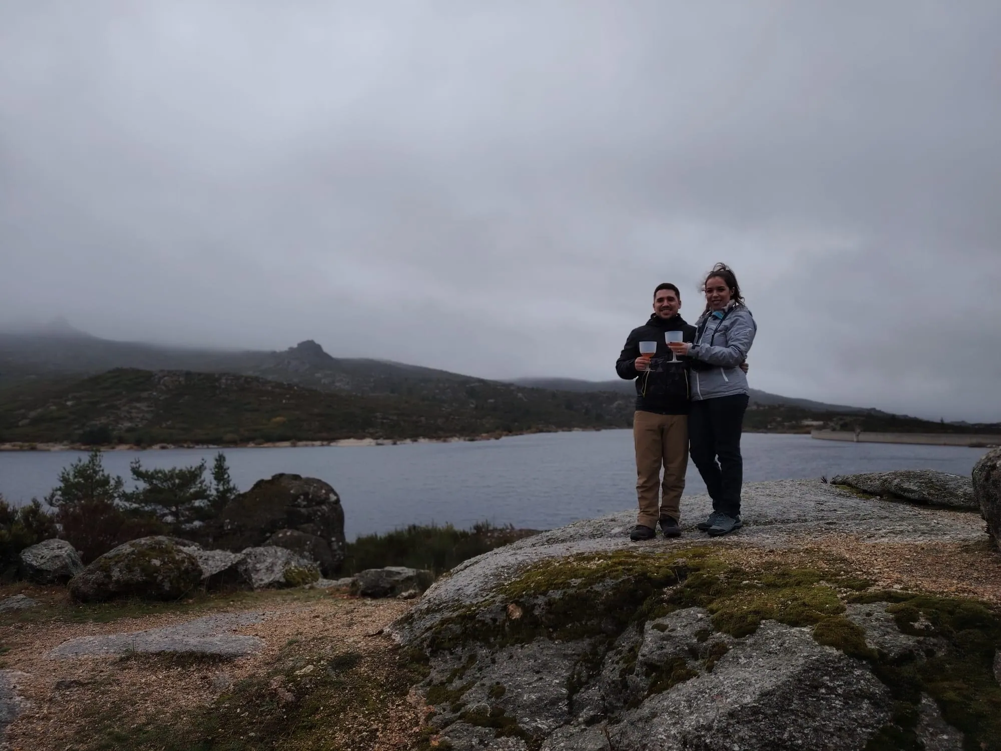 Brinde junto a lagoa glaciar da Serra da Estrela