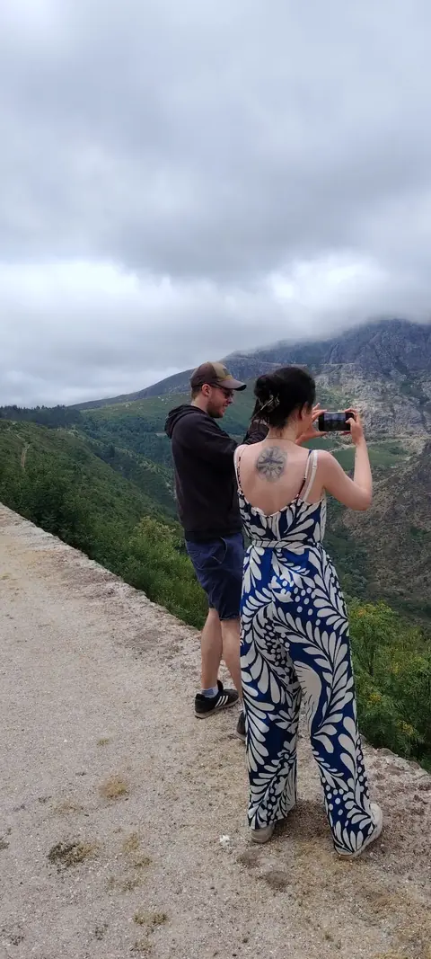 Pareja en un mirador exclusivo de la Sierra de la Estrella