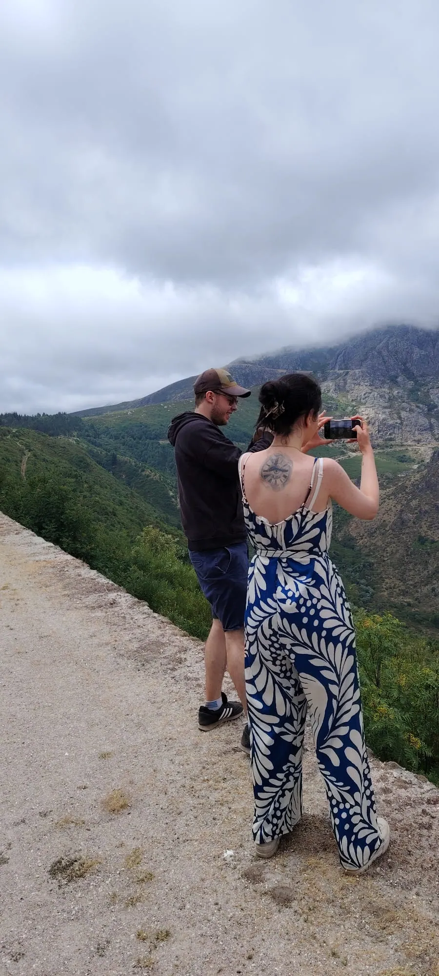 Casal em miradouro exclusivo da Serra da Estrela