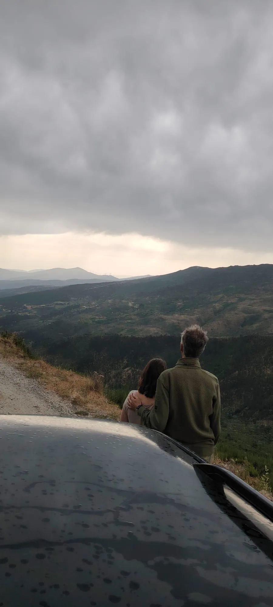 Casal com vista panorâmica sobre a Serra da Estrela em passeio 4x4