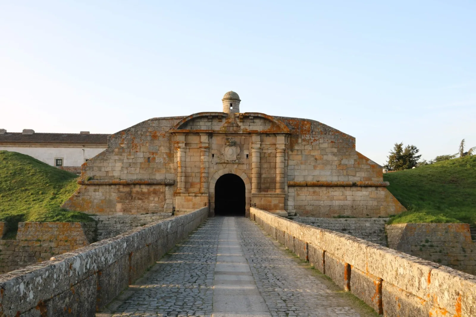 Entrada de uma fortaleza histórica em pedra