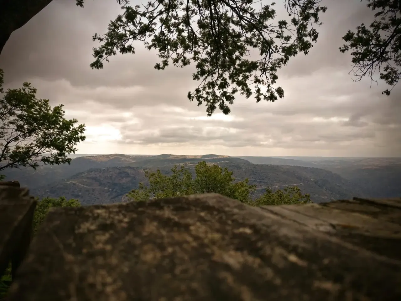 Mirador natural sobre los valles y montañas de la Beira Interior