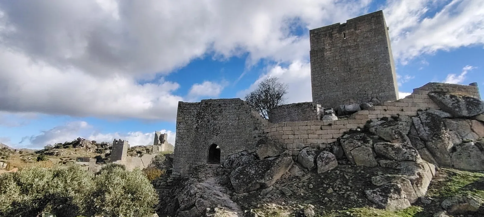 Torre de menagem e muralhas sobre rochedos graníticos