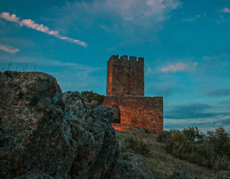 Torre medieval iluminada al anochecer