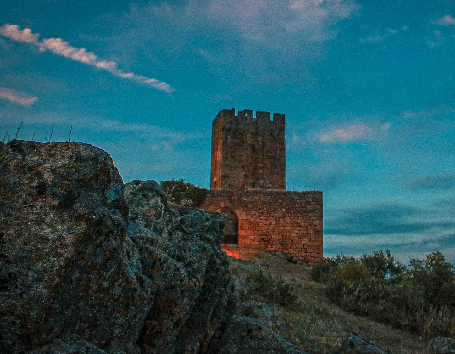 Torre medieval iluminada ao anoitecer