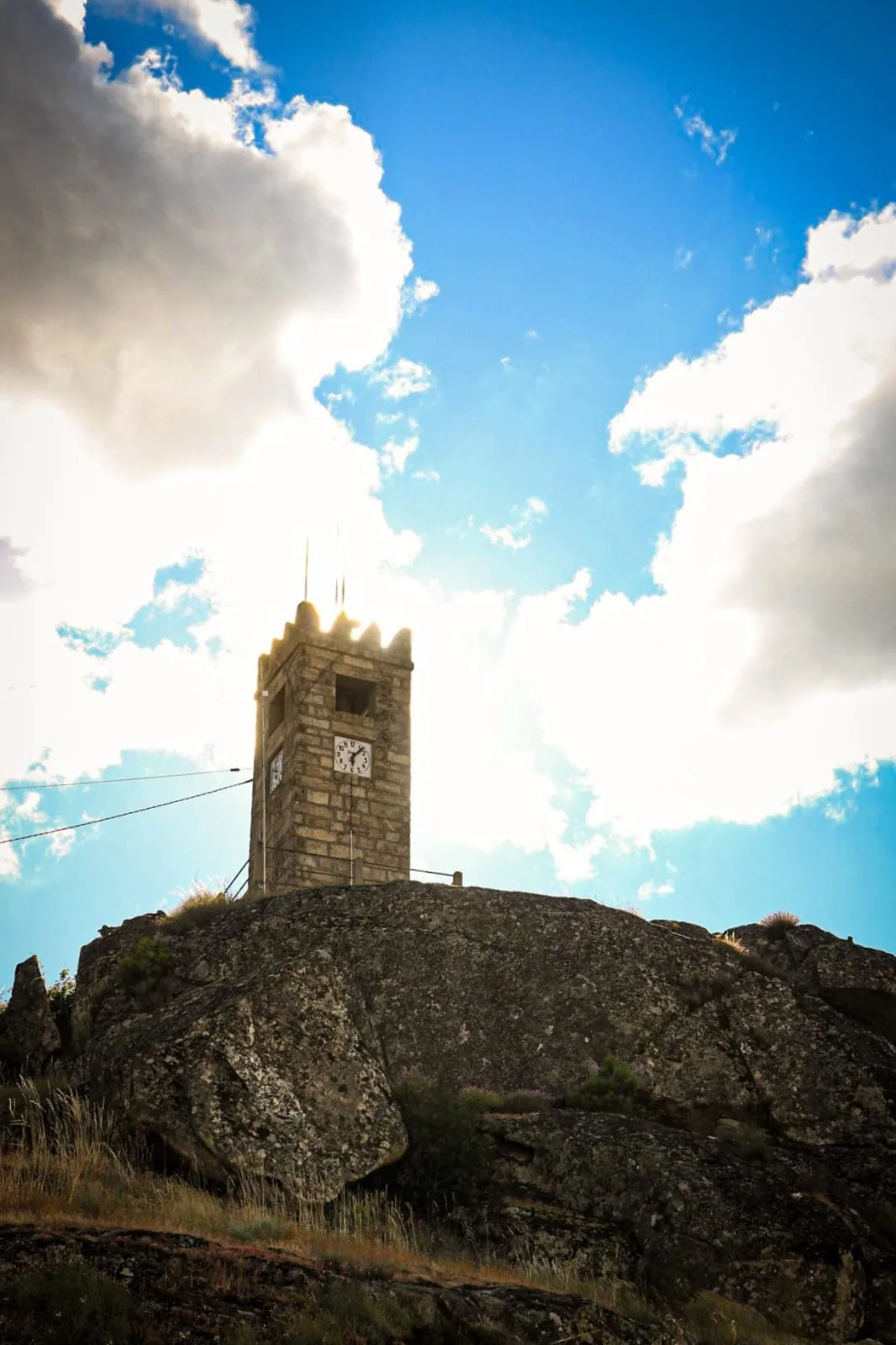 Torre do relógio sobre rochedo granítico