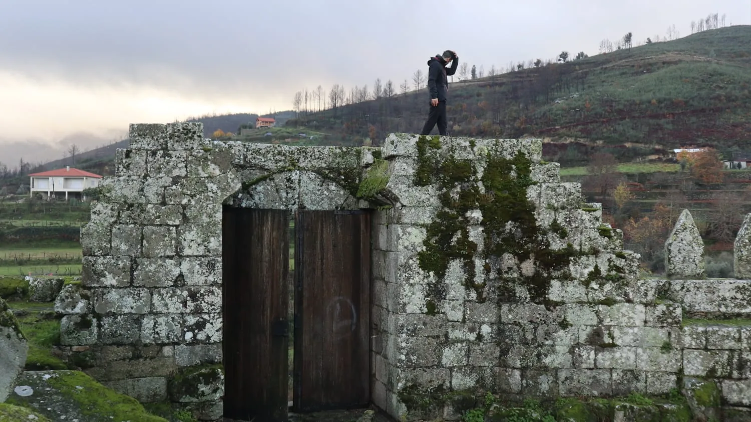 Portão antigo de pedra numa aldeia histórica