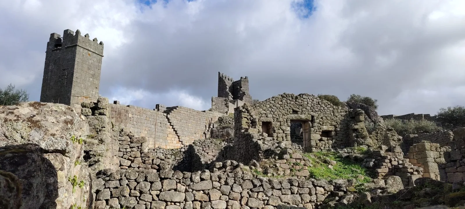 Ruínas e muralhas de uma aldeia fortificada