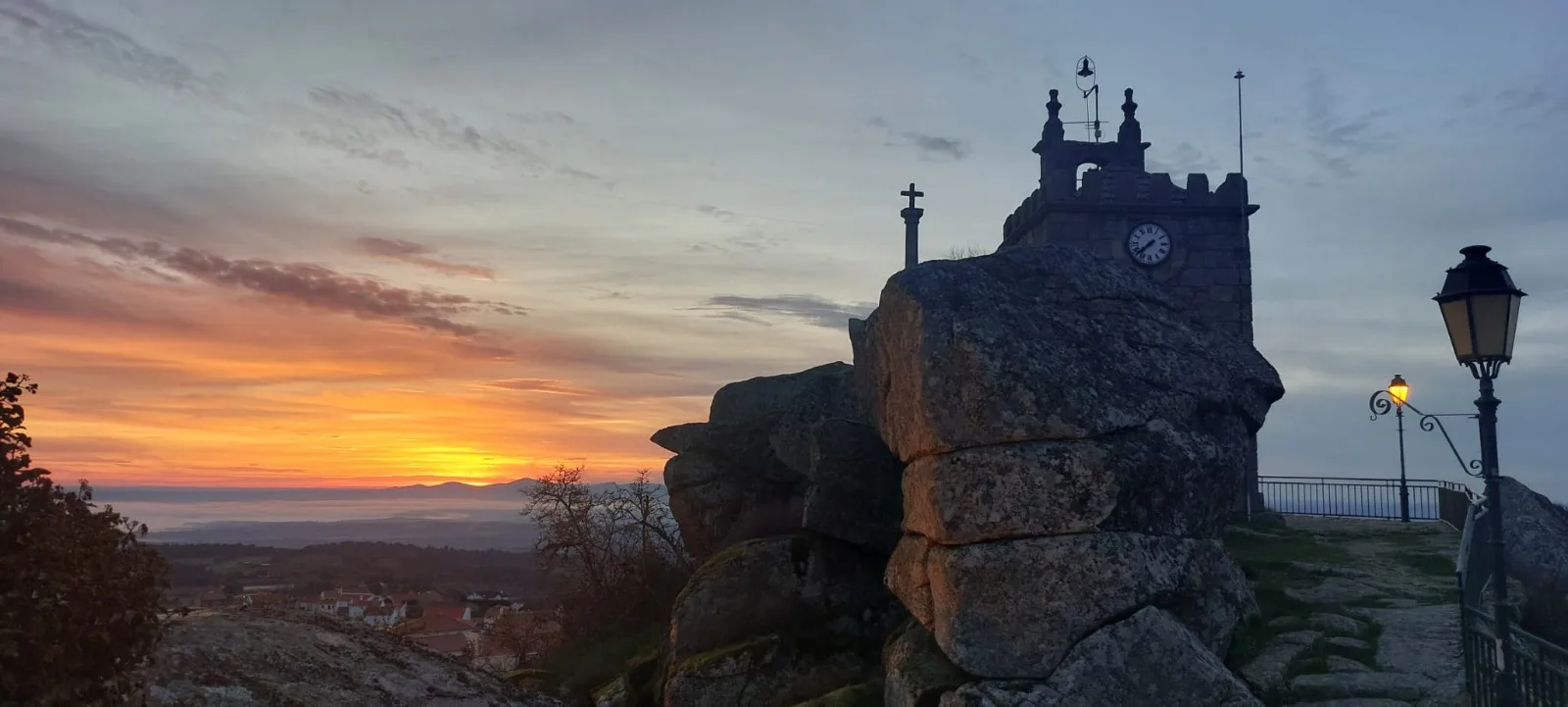 Torre do relógio e paisagem ao pôr do sol