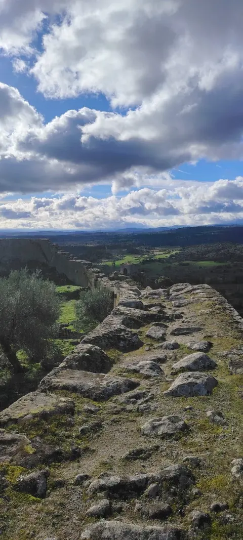 Vista desde las murallas históricas bajo las nubes