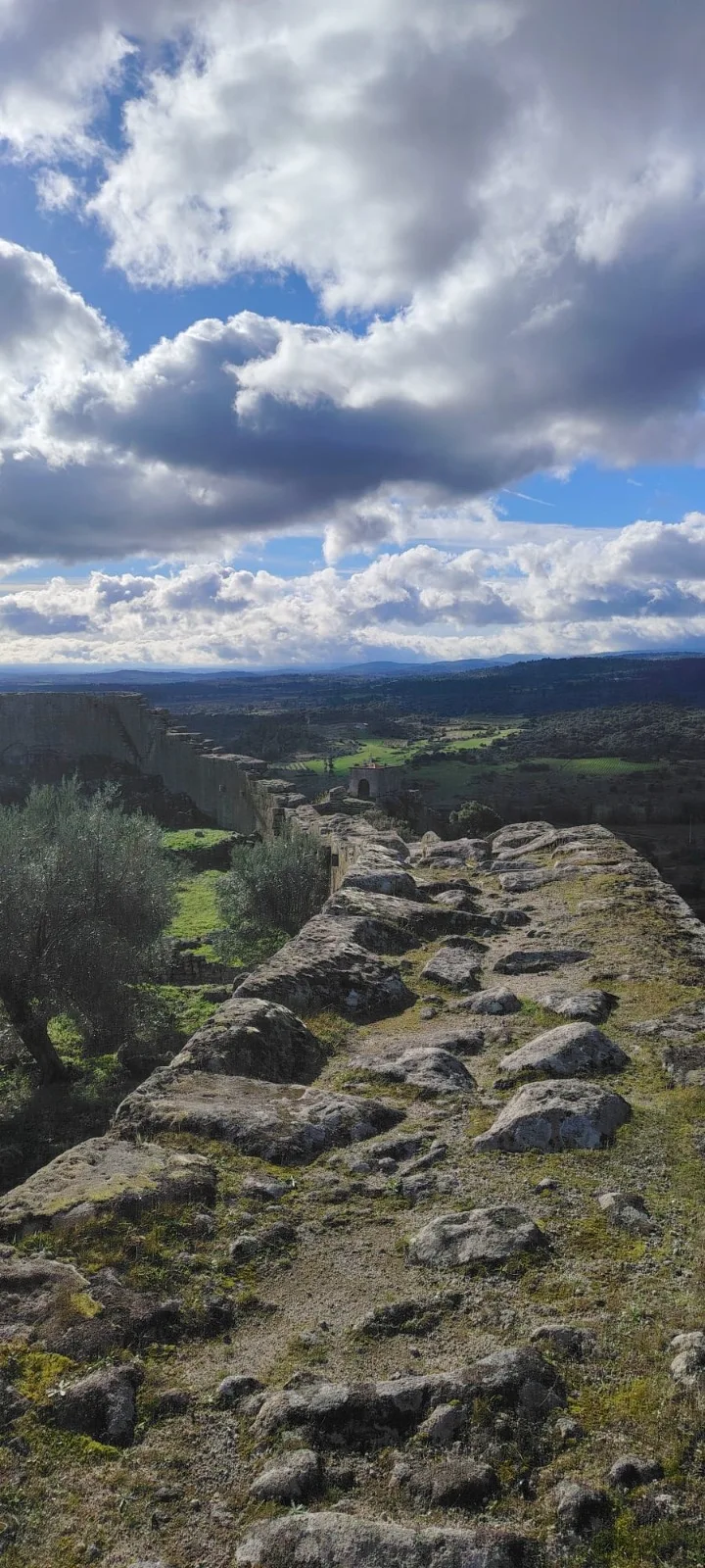 Vista a partir de muralhas históricas sob nuvens