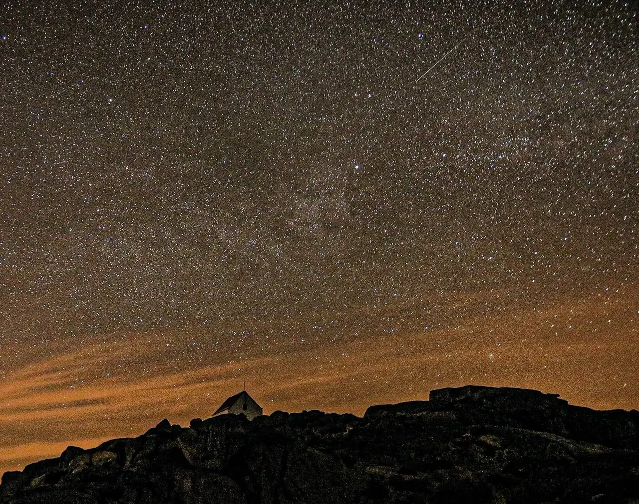 Capilla de Nossa Senhora da Boa Estrela bajo un cielo estrellado