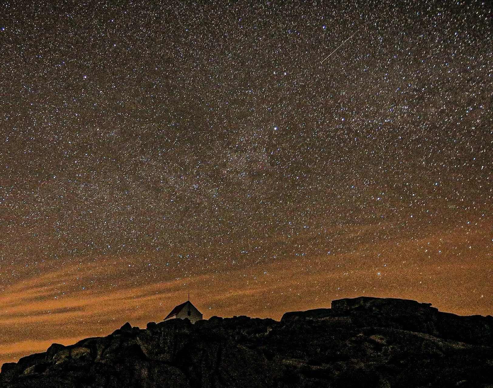 Capela de Nossa Senhora da Boa Estrela sob céu estrelado