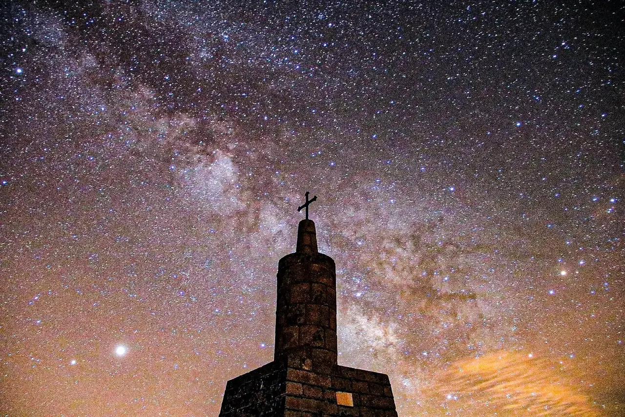 Cruz del Cântaro bajo la Vía Láctea