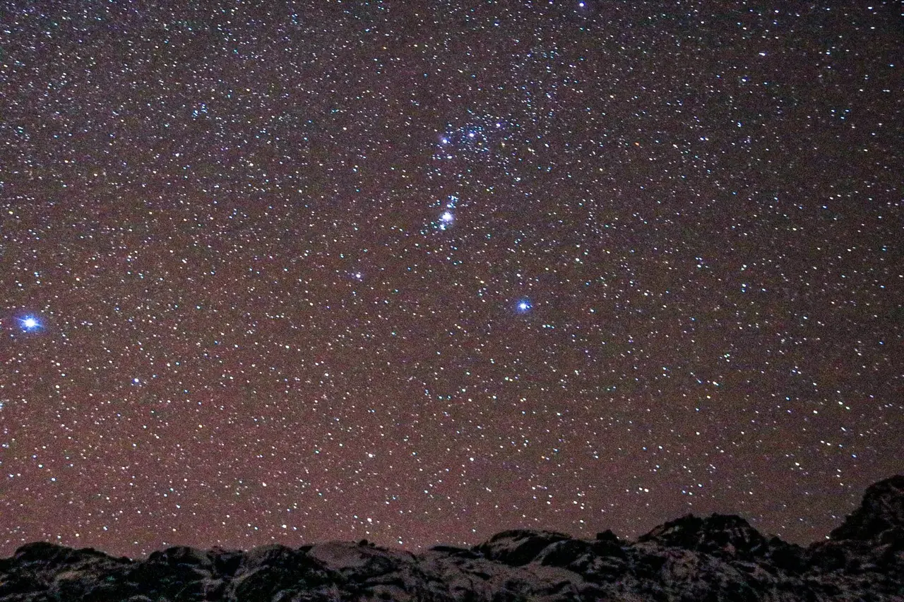 La constelación de Orión sobre una cresta nevada de la Sierra de la Estrella