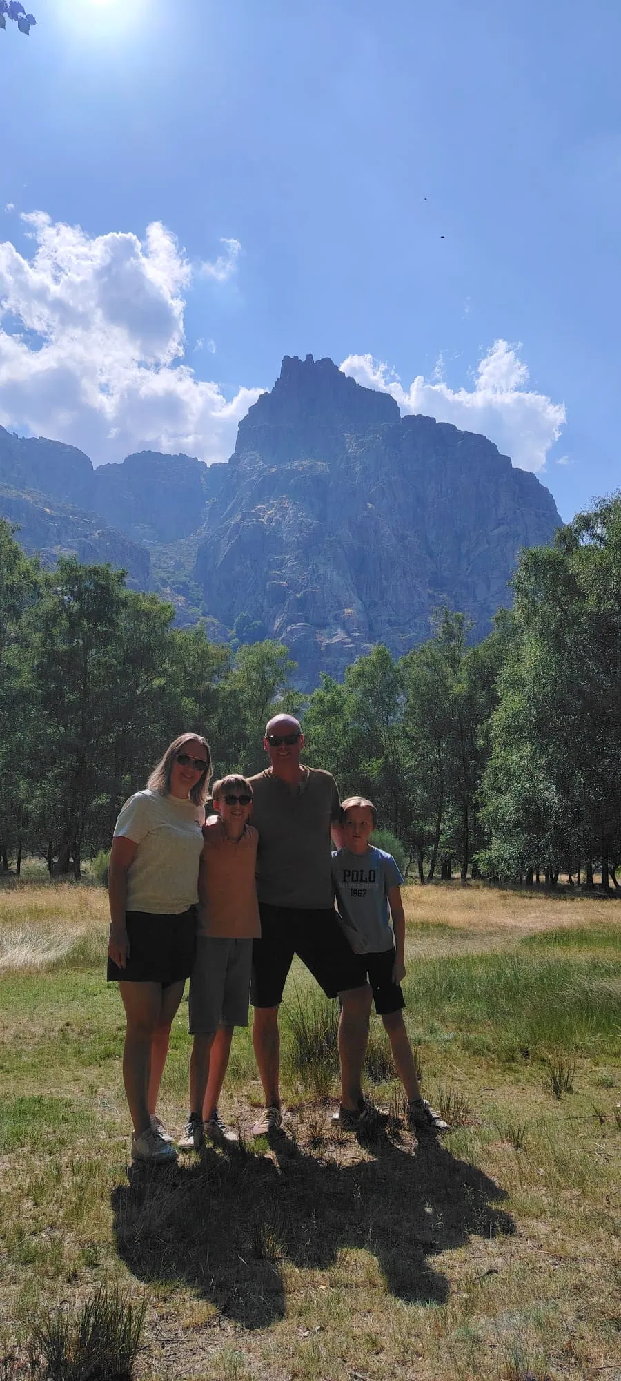 Família junto ao Cântaro Magro na Serra da Estrela