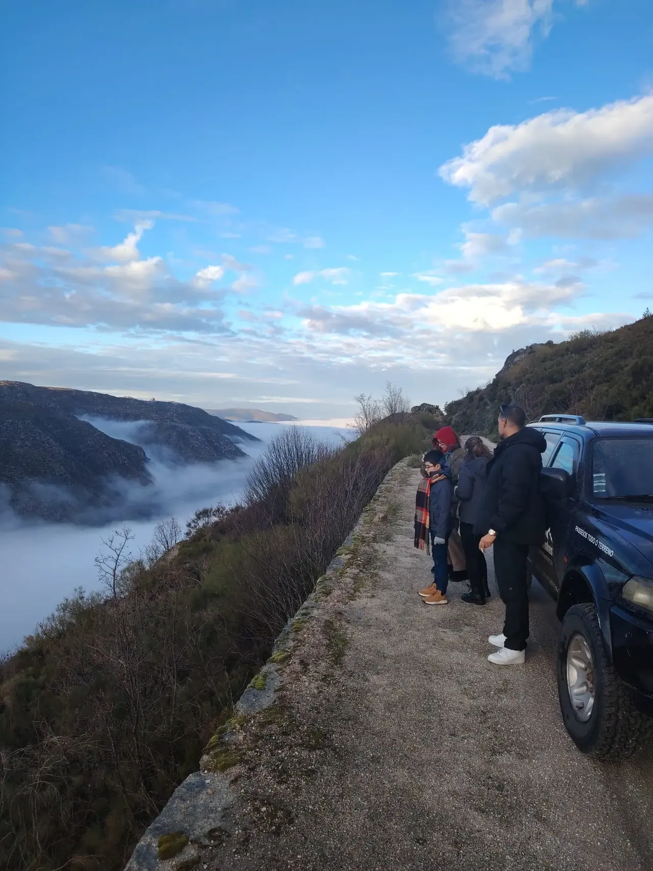 Familia sobre el mar de nubes en la Sierra de la Estrella