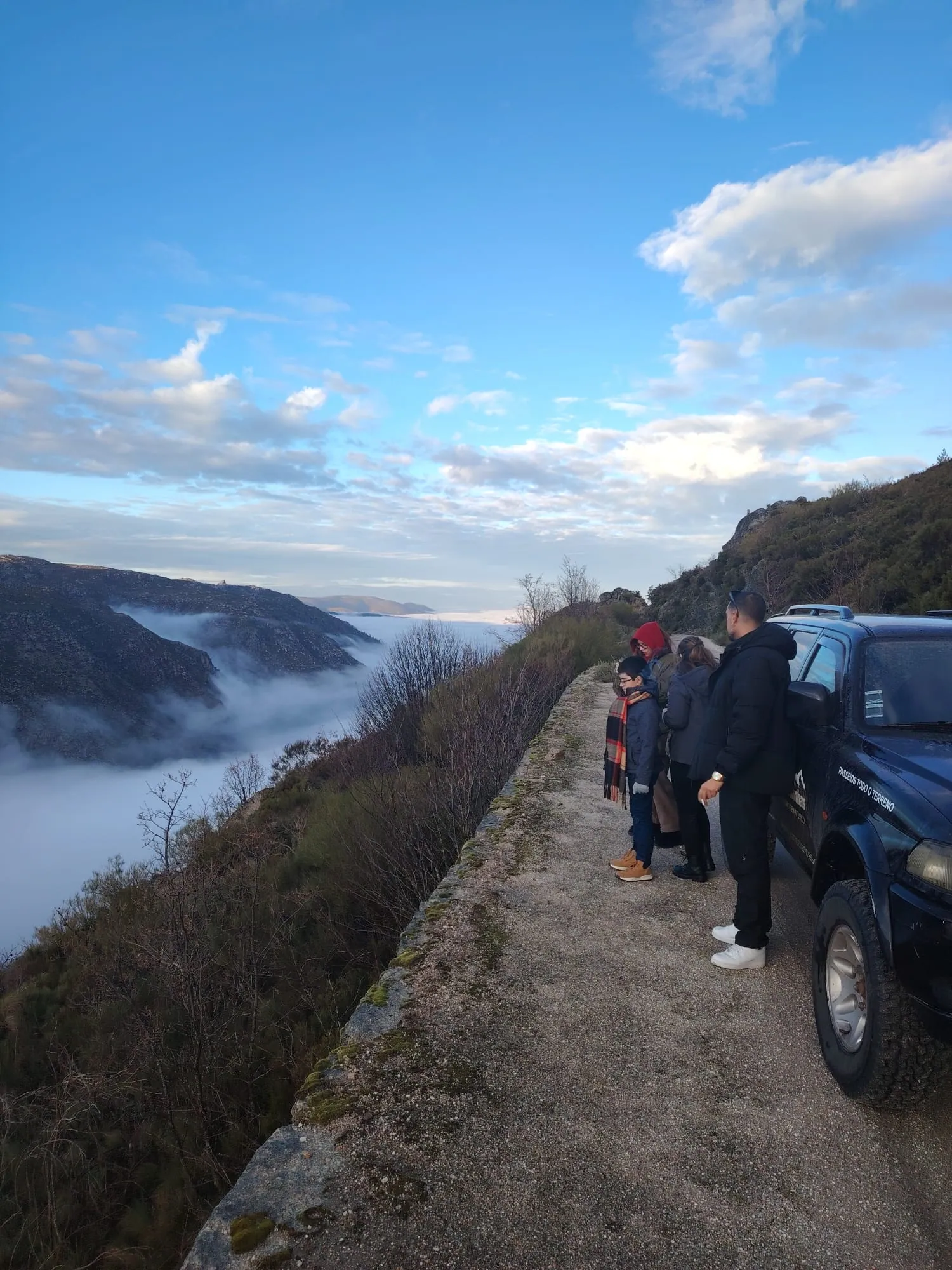Família acima do mar de nuvens na Serra da Estrela