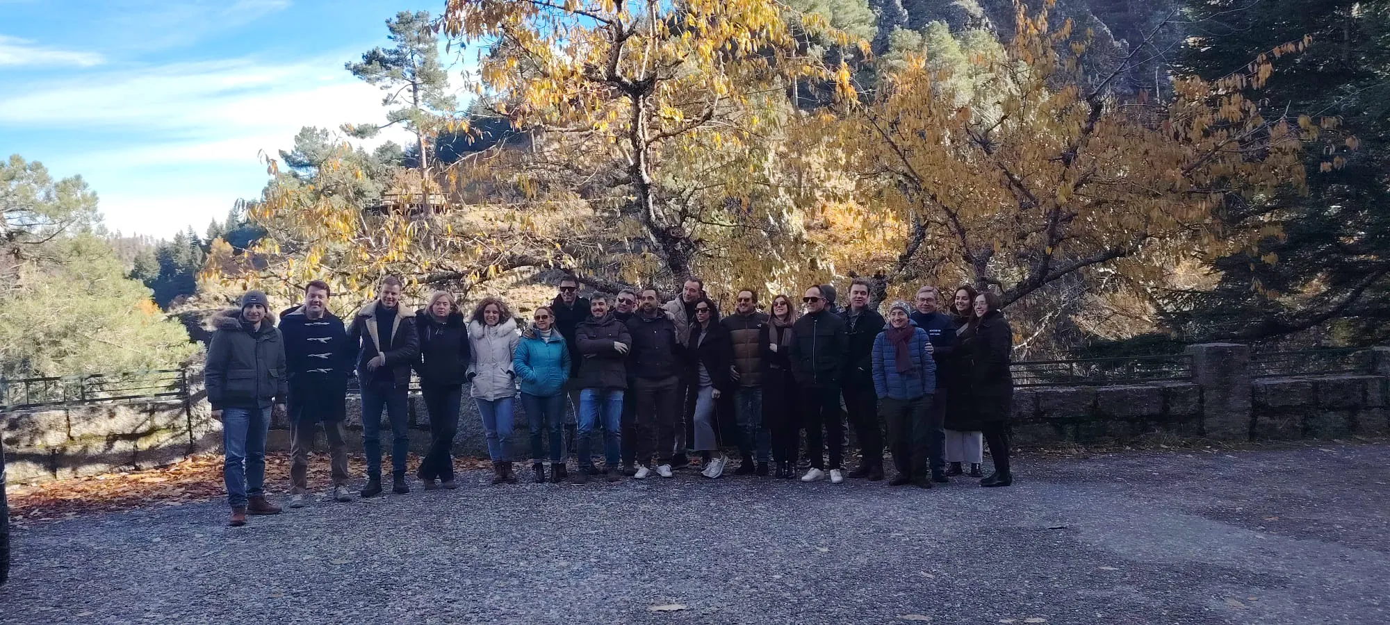 Grupo grande em passeio 4x4 partilhado no outono