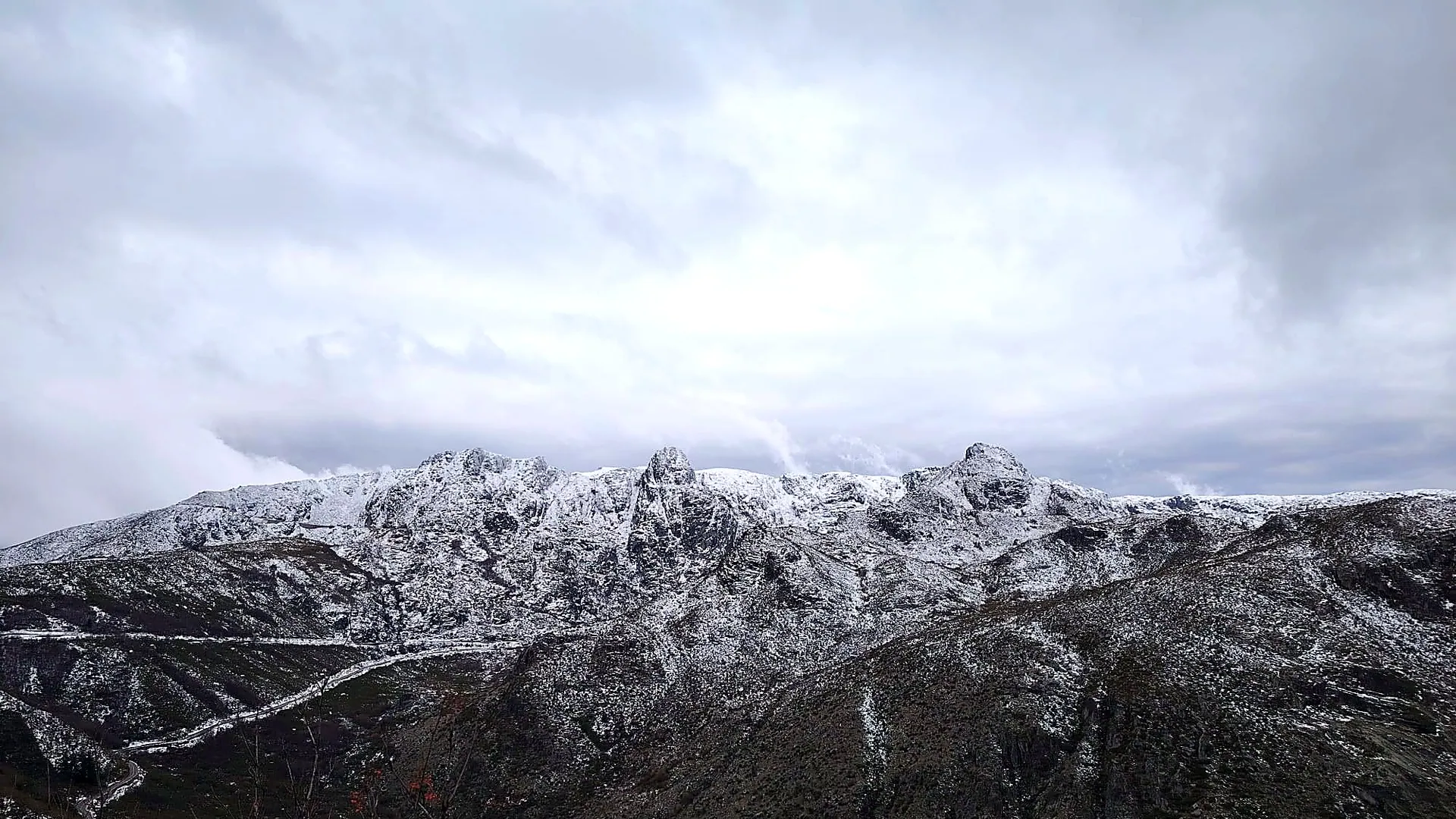 Planalto da Serra da Estrela coberto de neve