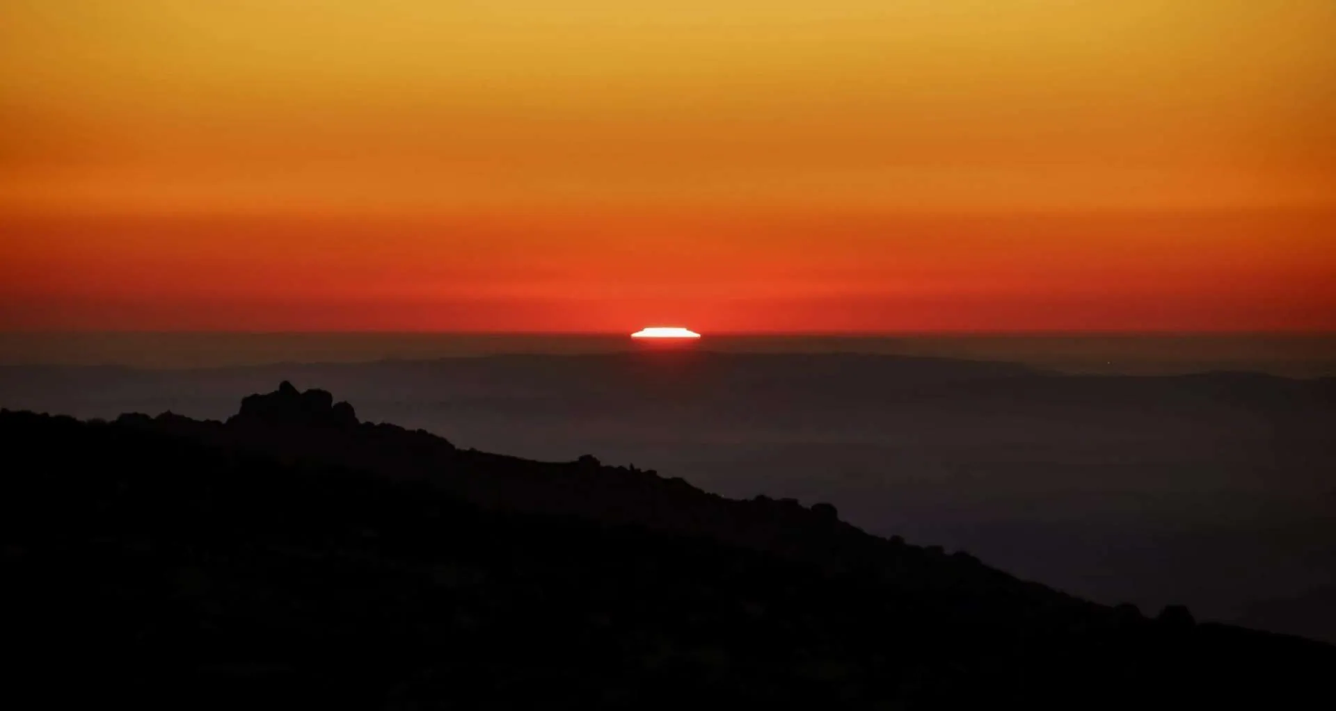 Sol a desaparecer no horizonte da Serra da Estrela