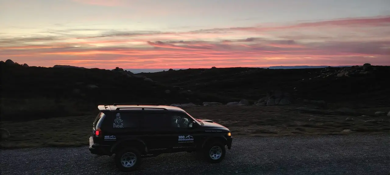 Jeep 4x4 al atardecer con el cielo rosa en la Sierra de la Estrella