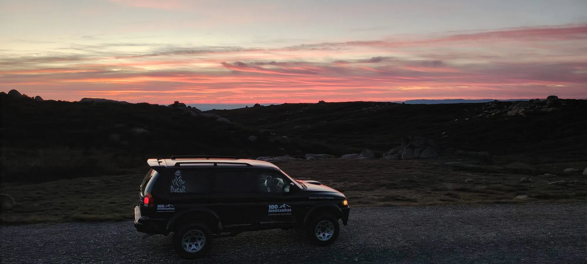 Jipe 4x4 ao pôr do sol com céu rosado na Serra da Estrela