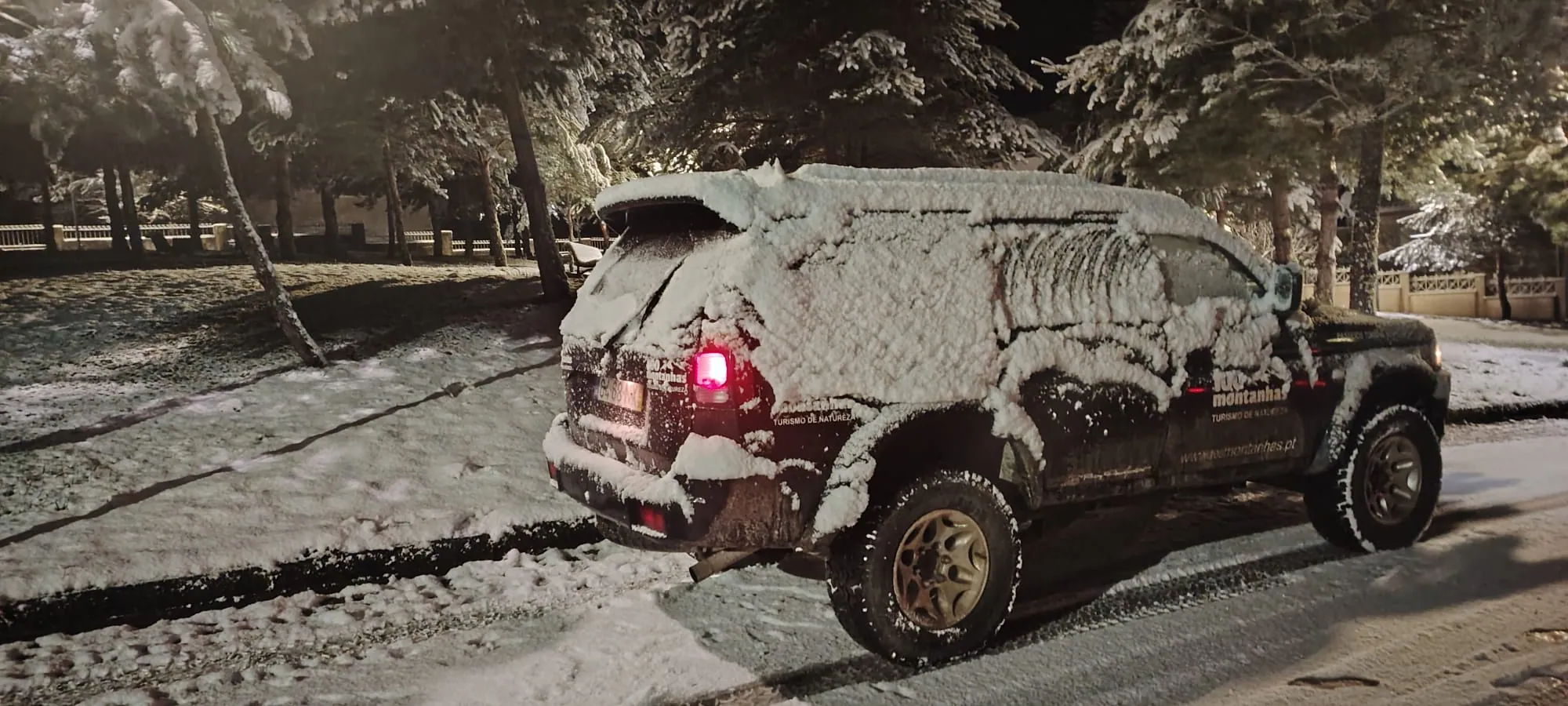 Jipe 4x4 nevado no topo da Serra da Estrela