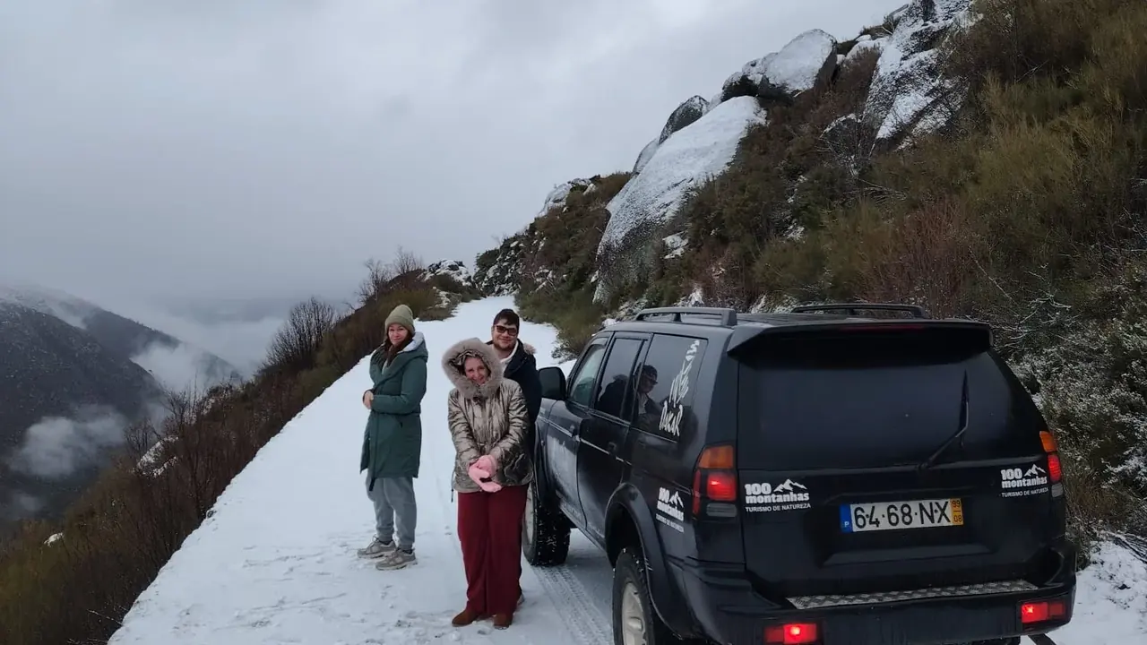 100 Montanhas jeep with guests on a snow-covered mountain road in Serra da Estrela