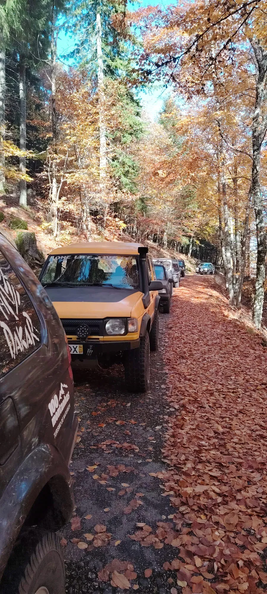 Jipes 4x4 entre paisagem outonal da Serra da Estrela