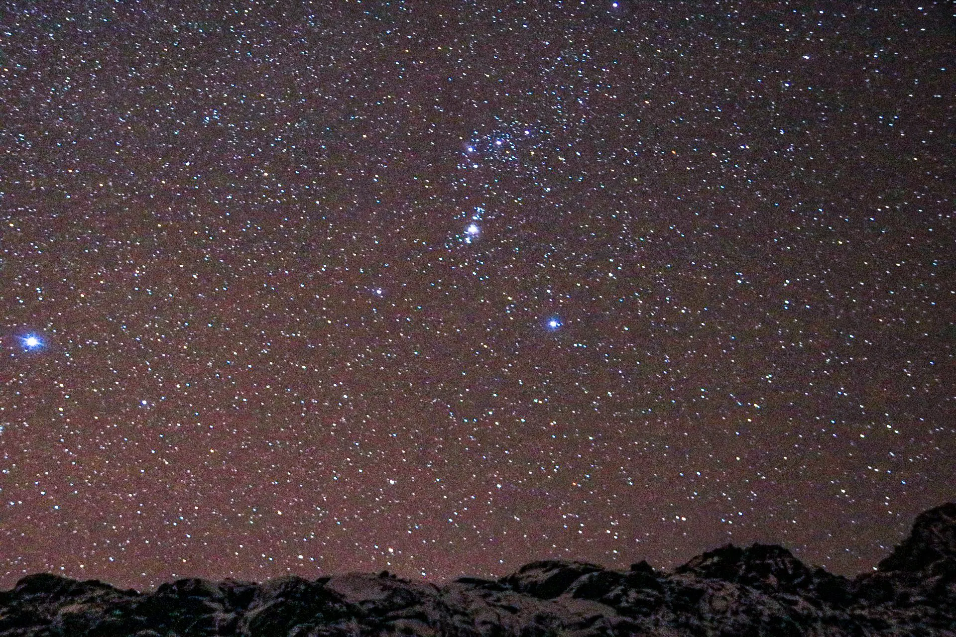 Constelação de Orion sobre cumes graníticos