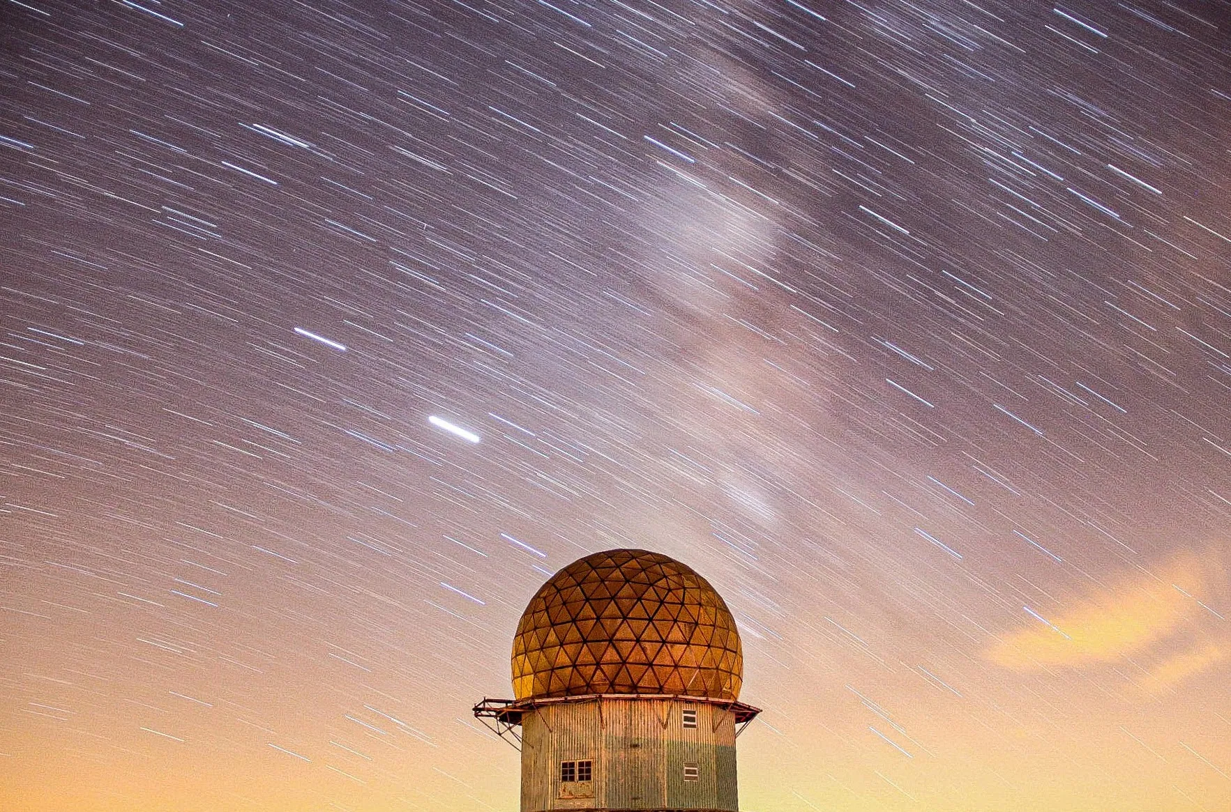 Star trails sobre o radar da Torre