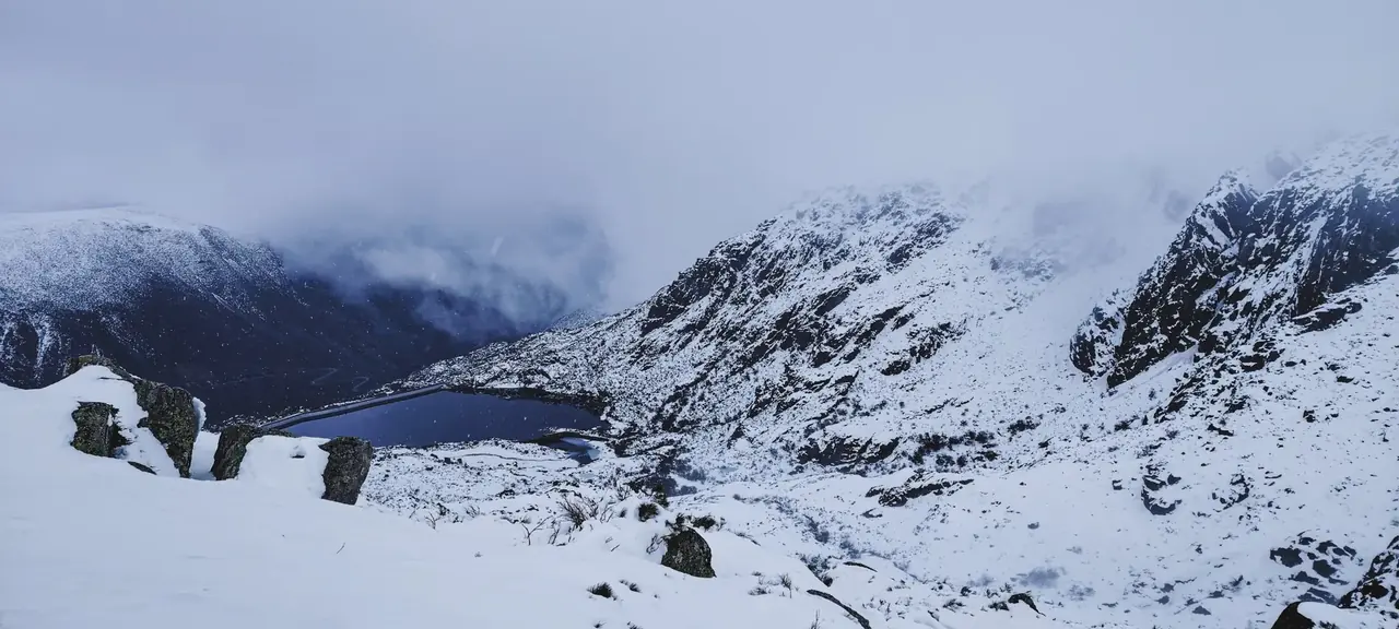 La Sierra de la Estrella cubierta de nieve, con una laguna glaciar entre las montañas