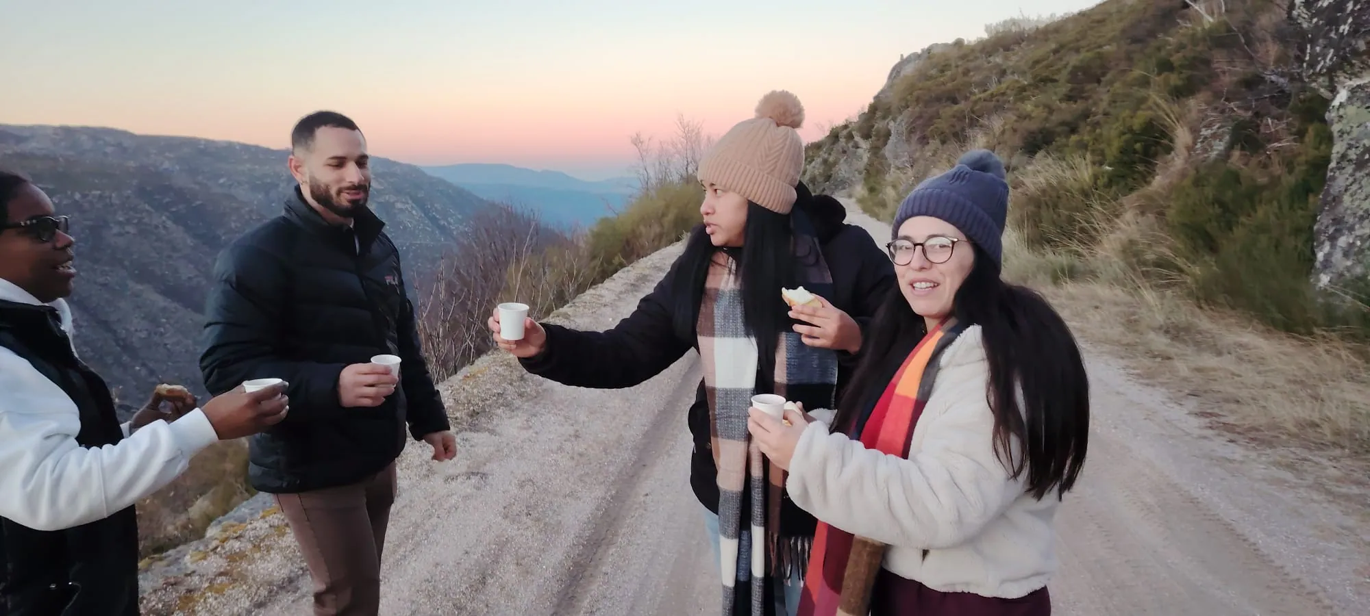 Degustação serrana com queijo e enchidos no miradouro