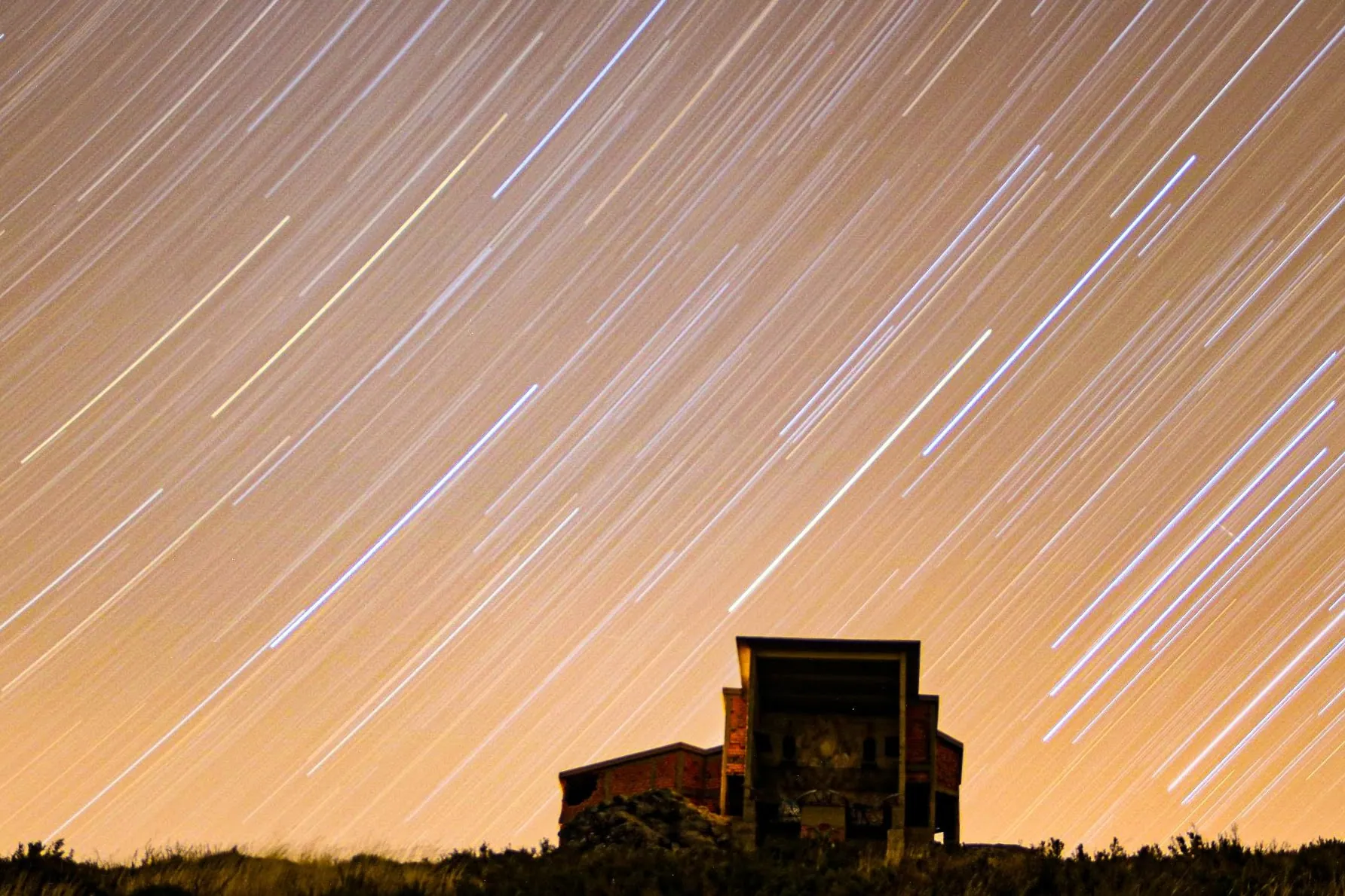 Star trails sobre ruína na serra