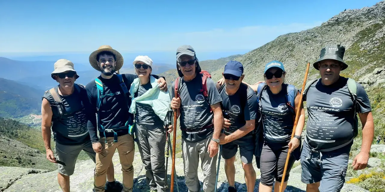 100 Montanhas trekking group on the granite