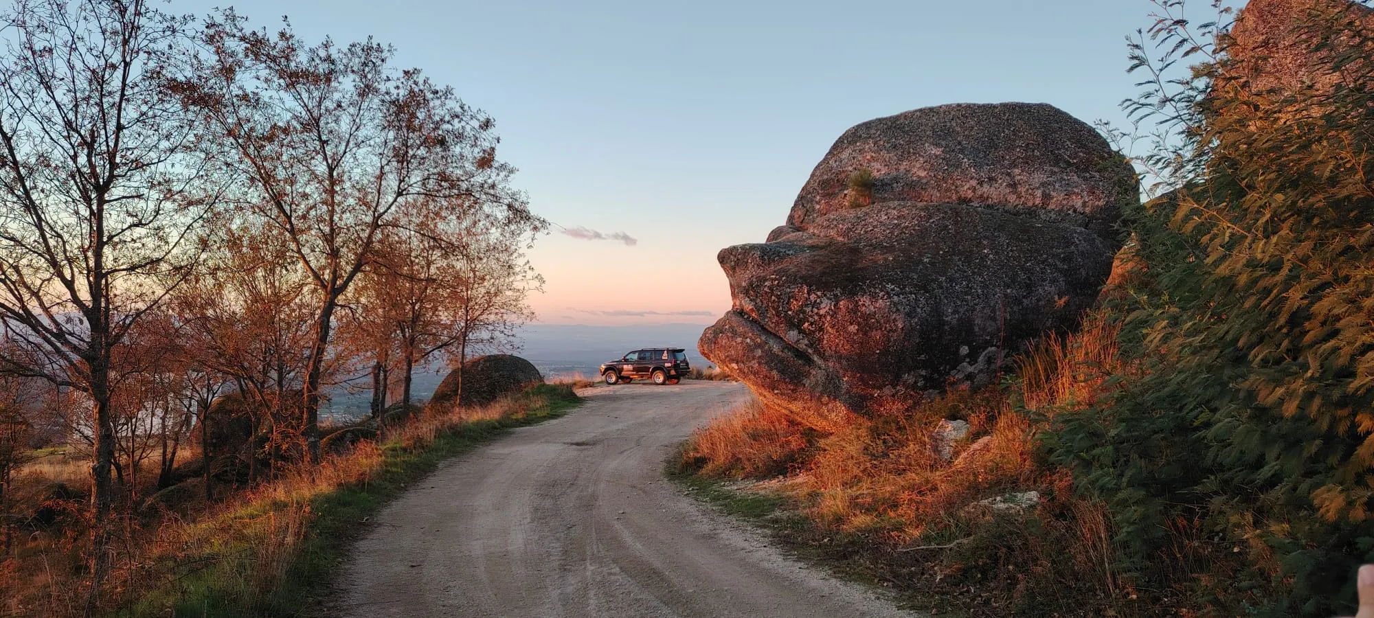 Estrada de neve iluminada pelo sol na Serra da Estrela