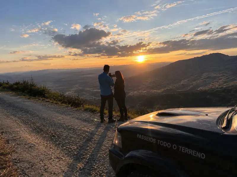 Jeep en una pista de montaña de la Sierra de la Estrella